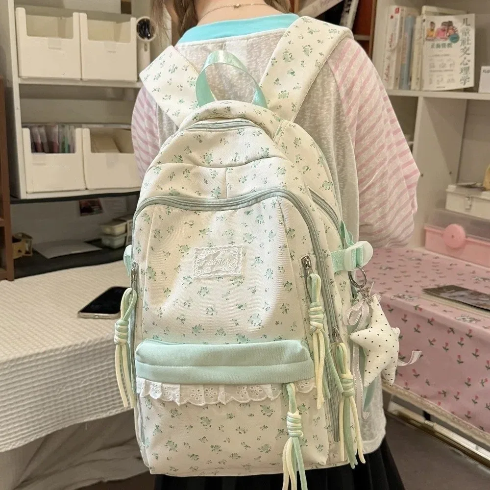 sac à dos à imprimé floral avec décor en dentelle, ultra léger, avec pendentif étoile, esthétique fraîche, grande capacité, idéal pour les trajets quotidiens.