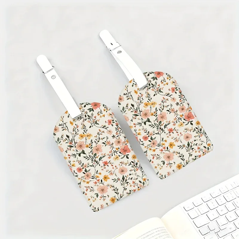 étiquettes de bagages florales colorées rose pastel et vert, avec quincaillerie ton sur ton, motif floral, porte-cartes d'embarquement pour voyage en avion