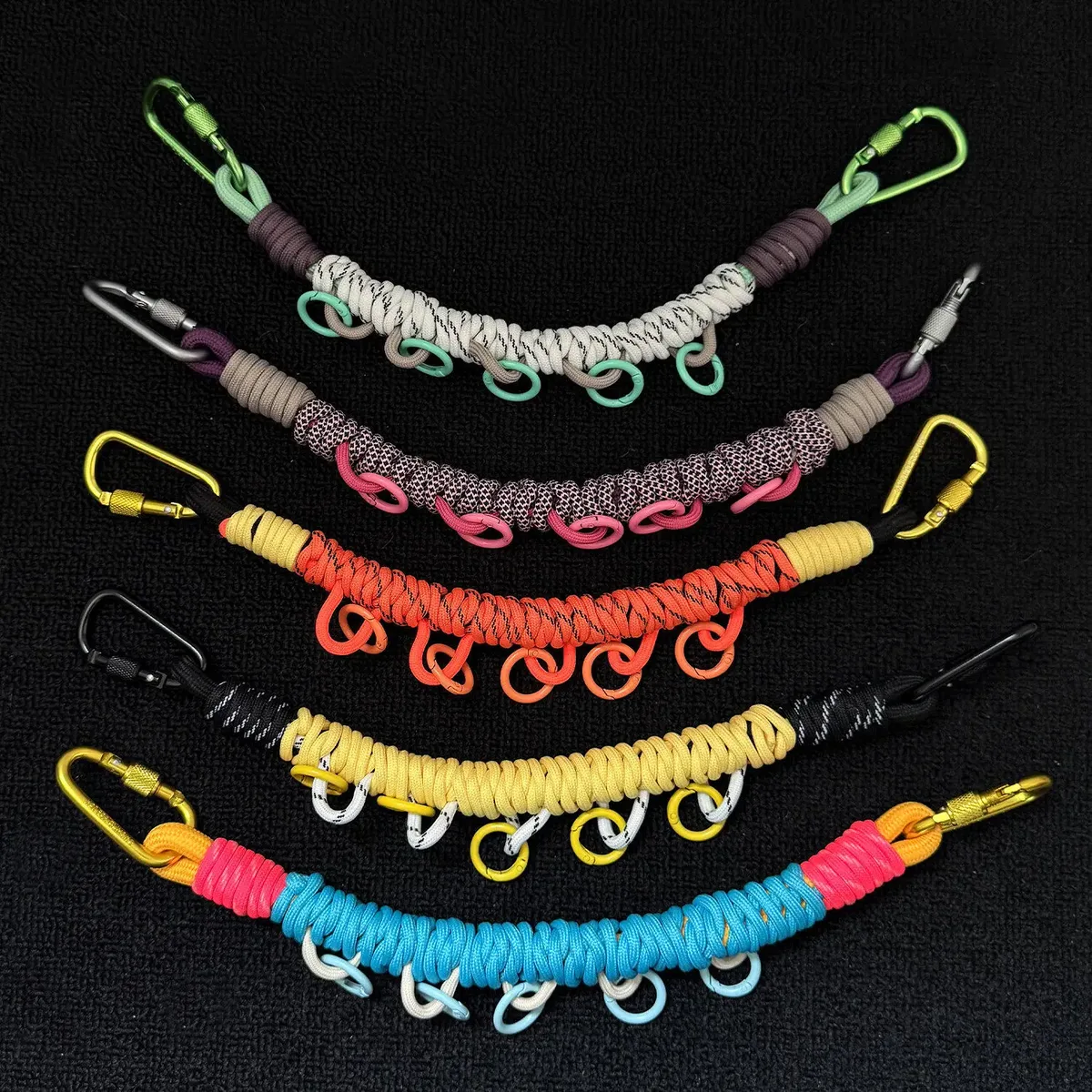 sangle sac nylon plissée anneaux métalliques motifs couleurs vivaces accessoire modification sac dos utilisation voyage