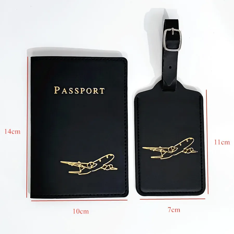 pochette passeport cuir simili noir lettre dorée étiquette bagage avion dessin accessoires voyage set deux pièces finition brillante