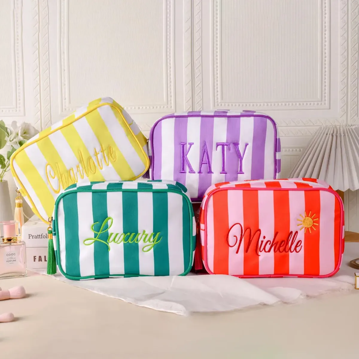 pochette de maquillage personnalisée brodée en seersucker, rayée et matelassée, pour cosmétiques, cadeau de mariage pour demoiselle d'honneur, organiseur de voyage pour articles de toilette avec fermeture éclair
