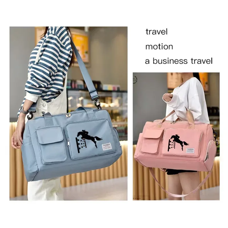 nouveau sac de voyage simple avec imprimé motif équestre, sac de sport multifonctionnel à la mode avec compartiment à chaussures indépendant, sac de rangement portable de grande capacité pour vêtements, adapté au fitness et aux courts séjours