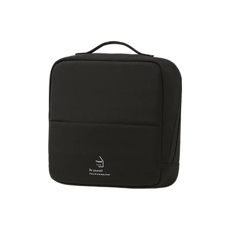la trousse de maquillage structurée en taslan est un indispensable de voyage pour la femme sophistiquée, fabriquée en tissu taslan, elle n'est pas facile à nettoyer.