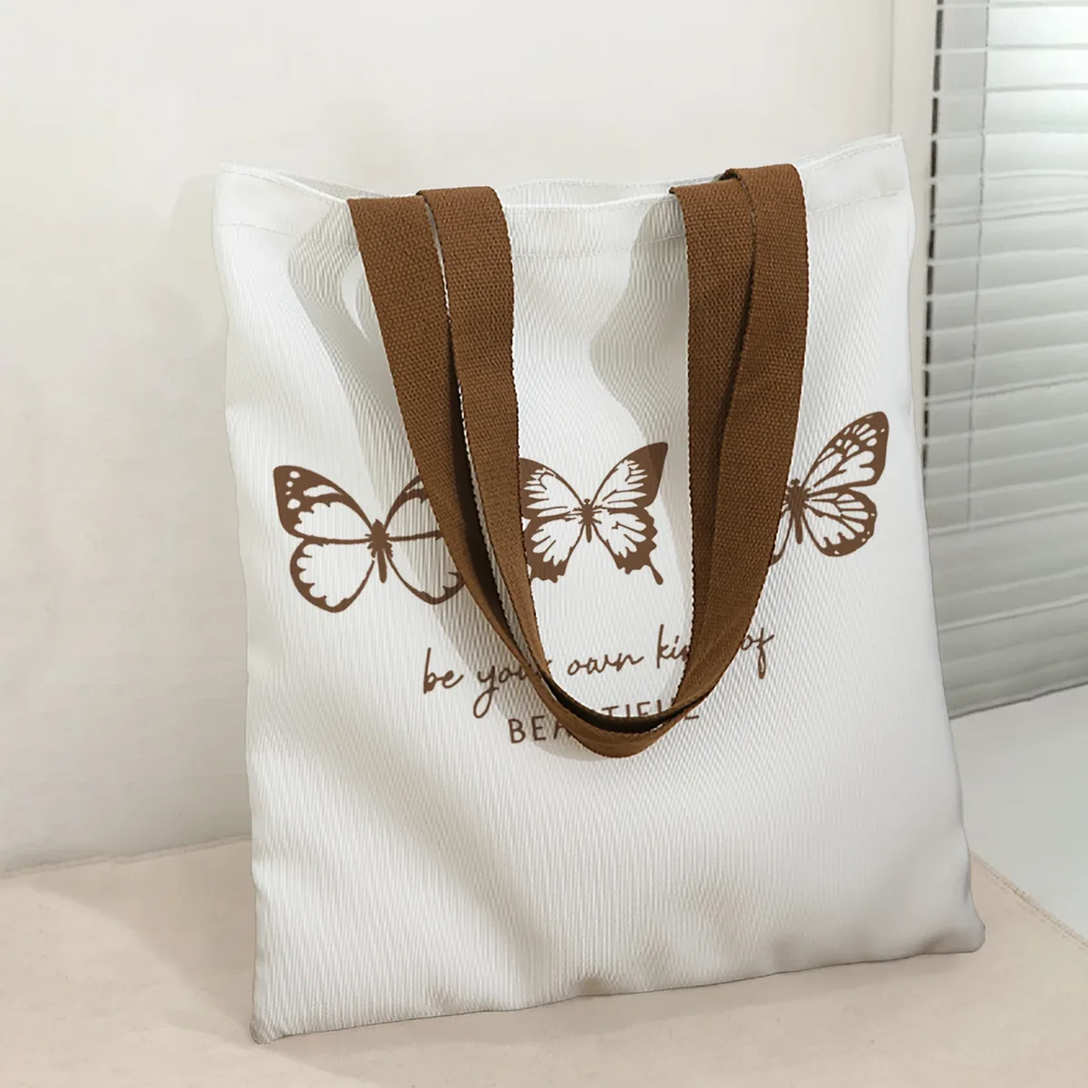 sac fourre-tout à bandoulière de grande capacité avec imprimé de lettres inspirantes et motif papillon marron, pour le shopping, les voyages et l'usage quotidien