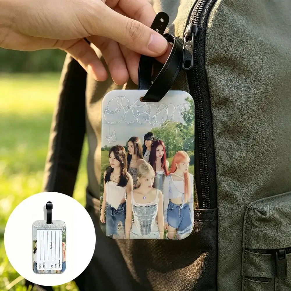 étiquette de bagage en pvc multi-scènes du groupe kpop s-stayc, design anti-perte avec carte d'information pour sac à dos et bagages de voyage.