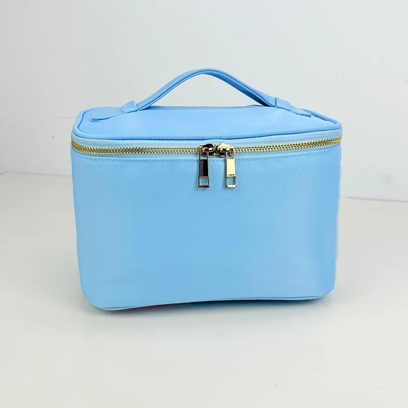 sac cosmétique nylon vert pastel fermeture éclair poignée dorée organisation maquillage voyage soirées pyjama
