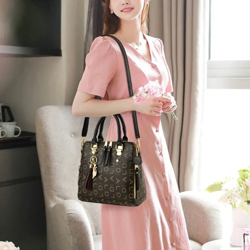 sac à main en cuir pu avec lettres anglaises pour femmes, sac à poignée supérieure avec pompon, sac à bandoulière de luxe de grande capacité, fourre-tout design