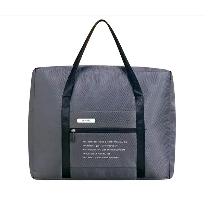 un sac à main pliable qui peut être fixé à la poignée d'un bagage, avec une grande capacité pour contenir les essentiels de voyage ; il peut également être plié en un sac de rangement compact en quelques étapes simples