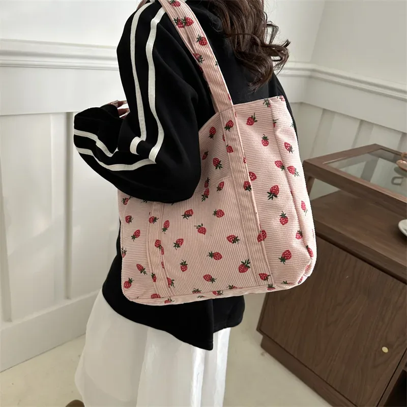 sac à main en velours côtelé pour femmes, sac de plage aux fraises, sac à bandoulière polyvalent à la mode, grande capacité, fourre-tout simple pour les déplacements