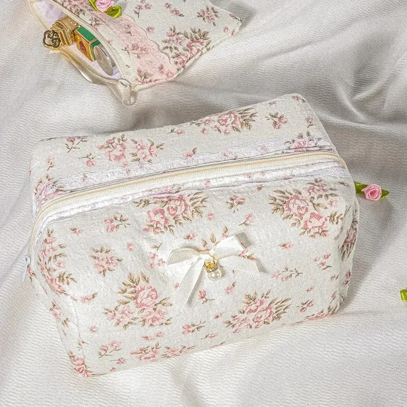 trousse de toilette de voyage pour femme, élégante pochette à maquillage en dentelle blanche, pochette à cosmétiques matelassée pour mariée avec broderie florale et nœud