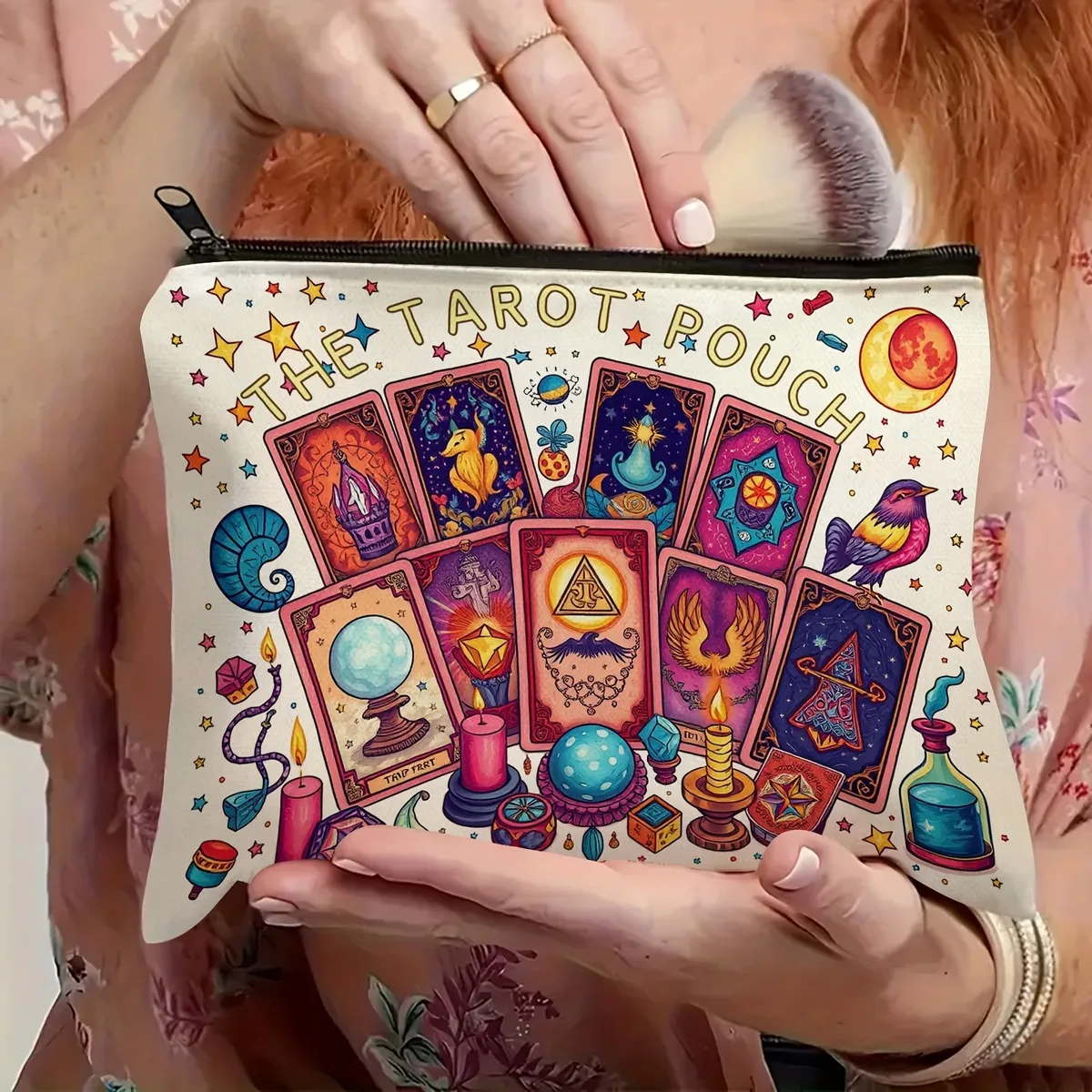 la pochette de tarot conception de carte de tarot cosmique vibrante sac cosmétique compact et portable en polyester durable pour un usage quotidien ou une pochette de voyage