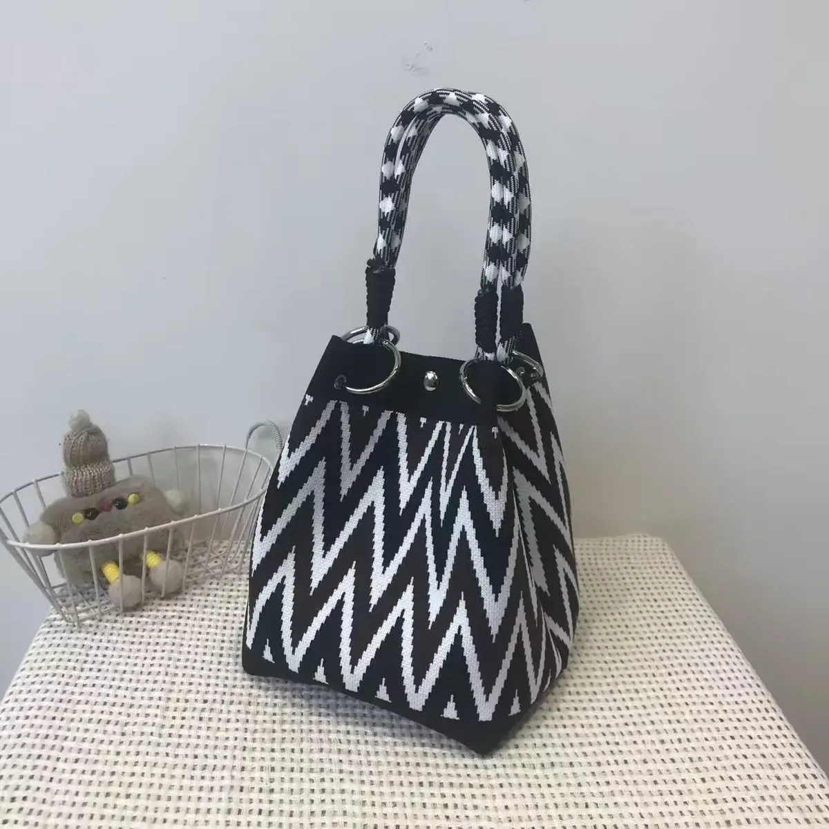 mini sac fourre-tout géométrique pour femme, noir et ivoire, sac à main graphique avec poignée anneau, sac compact pour tenues de style coréen