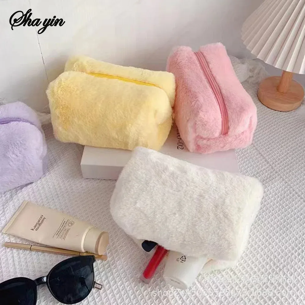 trousse de maquillage élégante en velours, pochette à cosmétiques au design de niche de grande capacité, trousse de toilette haut de gamme mignonne pour femmes