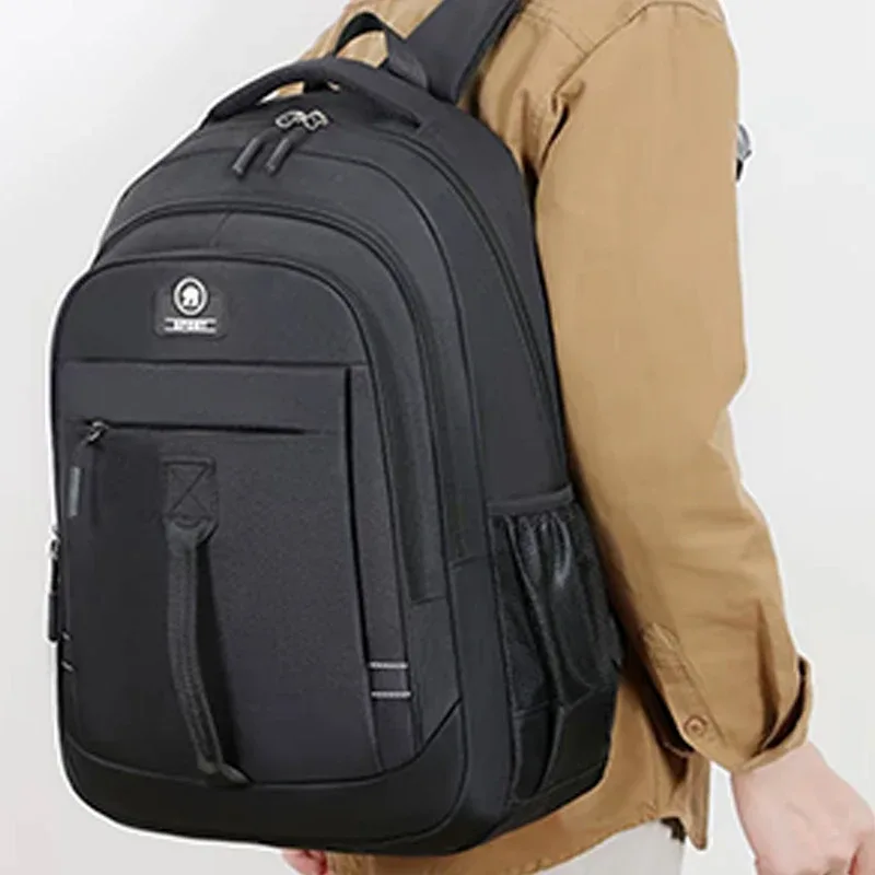 le sac à dos pour hommes est idéal pour les voyages d’affaires. il a une conception portative avec de multiples poches et sert de sac à livres.