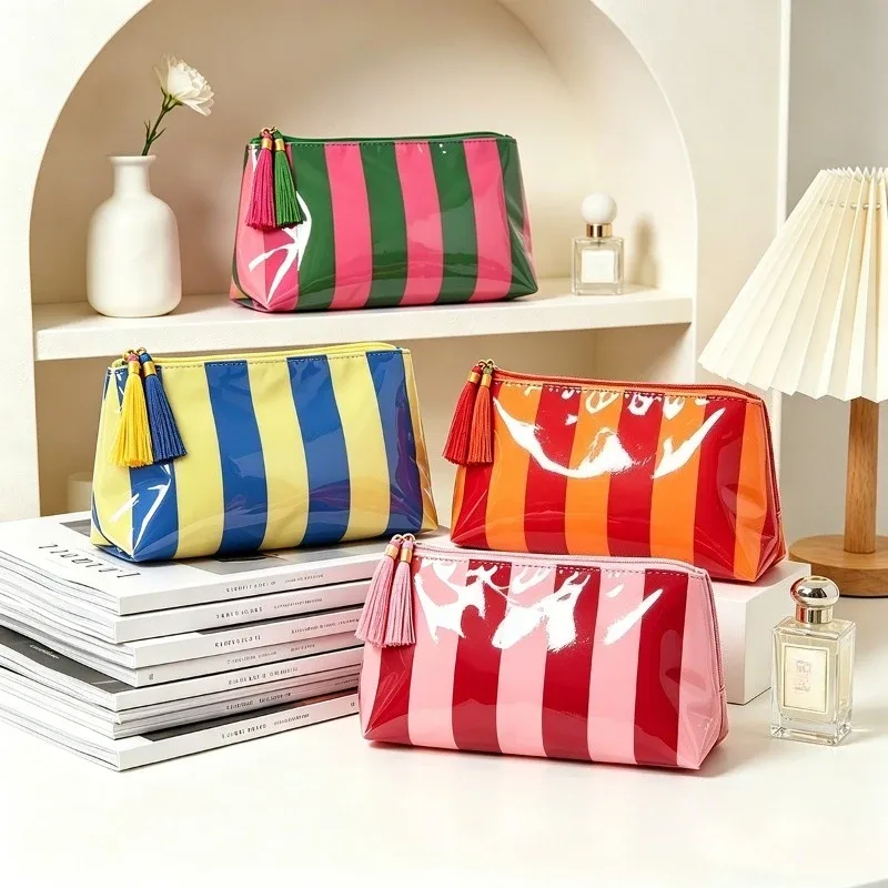 nouvelle trousse de maquillage rayée 2026 avec fermeture éclair et pompon, pochette de rangement imperméable pour cosmétiques et articles de toilette de voyage
