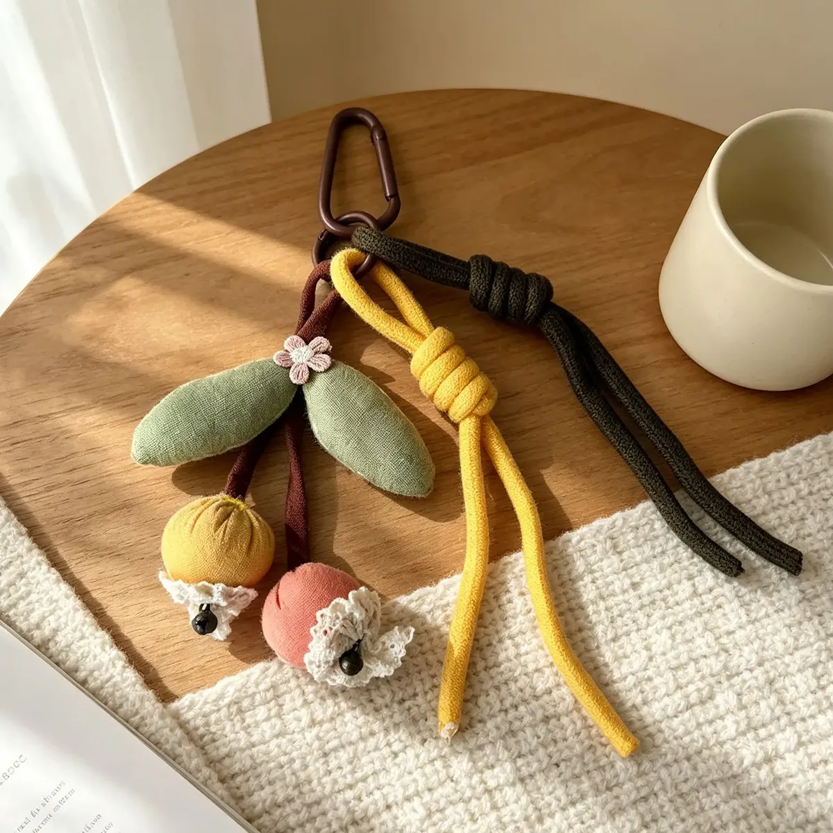 mignon porte-clés floral en tissu rembourré avec sangles en corde pour sacs à main, sacs fourre-tout, sacs à dos et décoration de sacs de tous les jours.