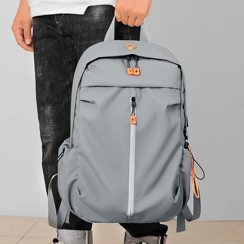 sac dos oxford université gris clair accents orange imperméable pochette usb noire lignes grises bandoulière metallique voyage affaire