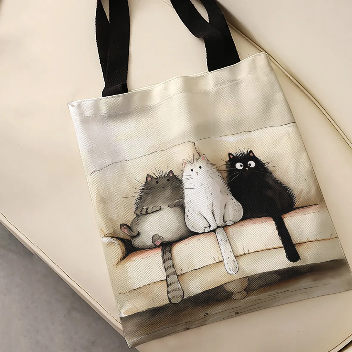 sac fourre-tout imprimé avec trois chats moelleux sur un canapé, sac à bandoulière de grande capacité pour le shopping, les voyages et l'usage quotidien