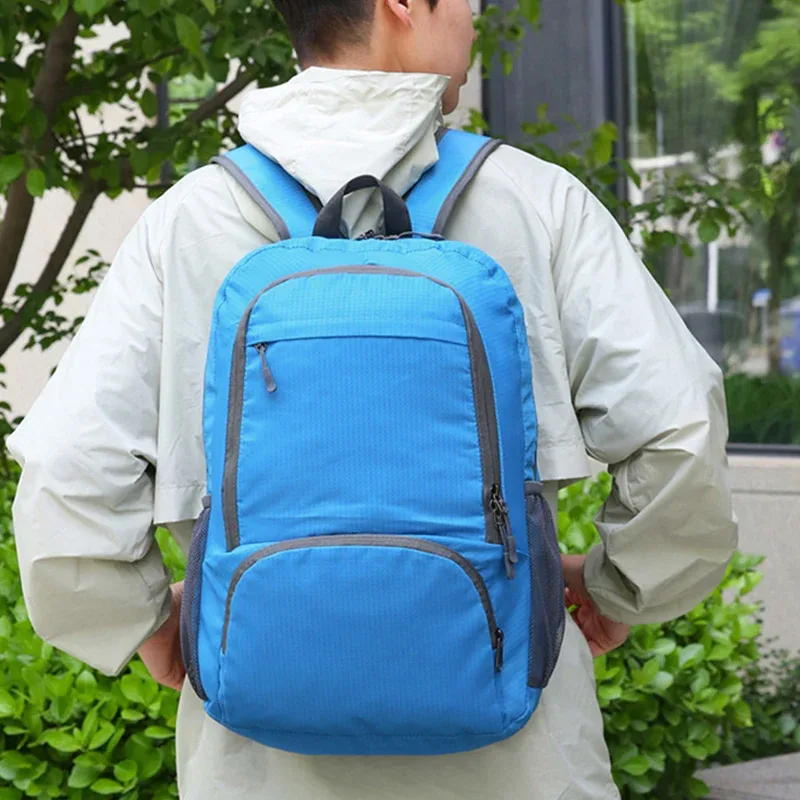 sac à dos léger et pliable avec logo personnalisé, imperméable, personnalisable, idéal pour les voyages en plein air et la randonnée.
