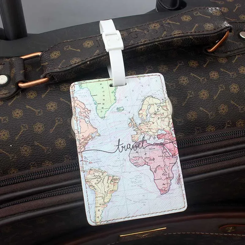 étiquette bagage pu carte monde motifs animés bleu pastel vert rose beige voyage famille identité