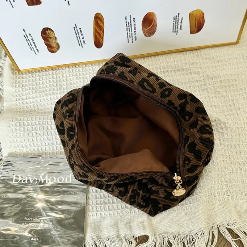 trousse de maquillage unique à imprimé léopard • pochette de rangement pour maquillage grande capacité • trousse organisatrice pour rouges à lèvres