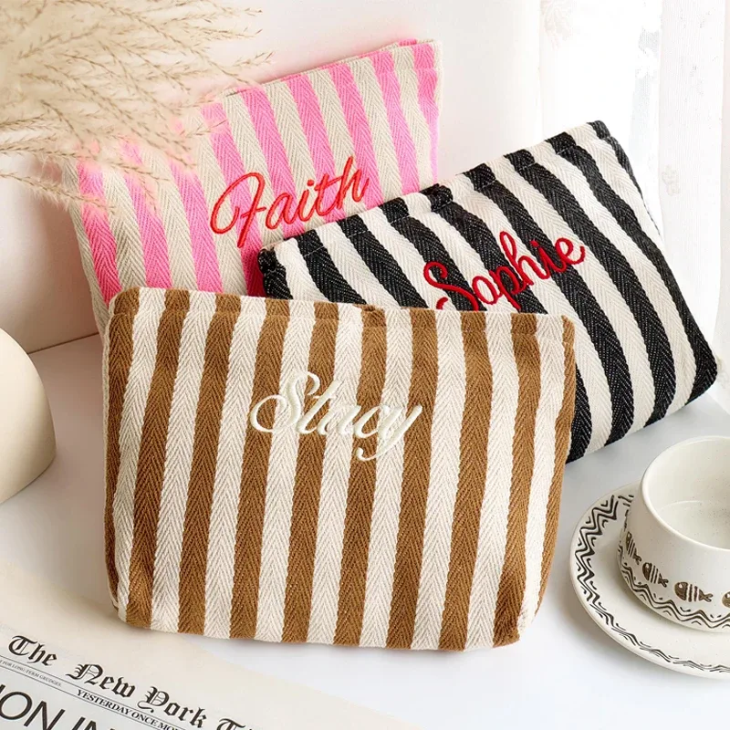 sac de maquillage coloré brodé personnalisé avec monogramme pour femme, pochette de toilette rayée pastel, cadeau evjf pour la douche nuptiale