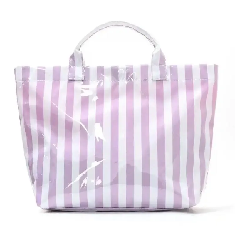 ce sac fourre-tout en pvc résistant à l'eau présente un motif rayé rose et bleu, une grande capacité et convient pour faire du shopping à la plage.