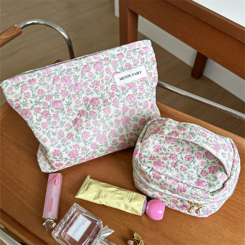 trousse toilette polyester motif floral rose blanc sac rectangulaire poignée métallique sac ovale fermeture glissière accessoires cosmétiques voyage femme