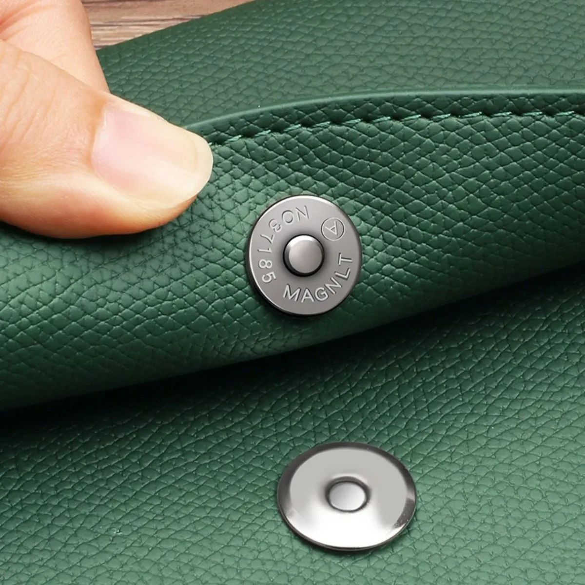 pochette cuir vert grainé loquet fermée aimant rectangulaire qualité supérieure usage professionnel voyage business