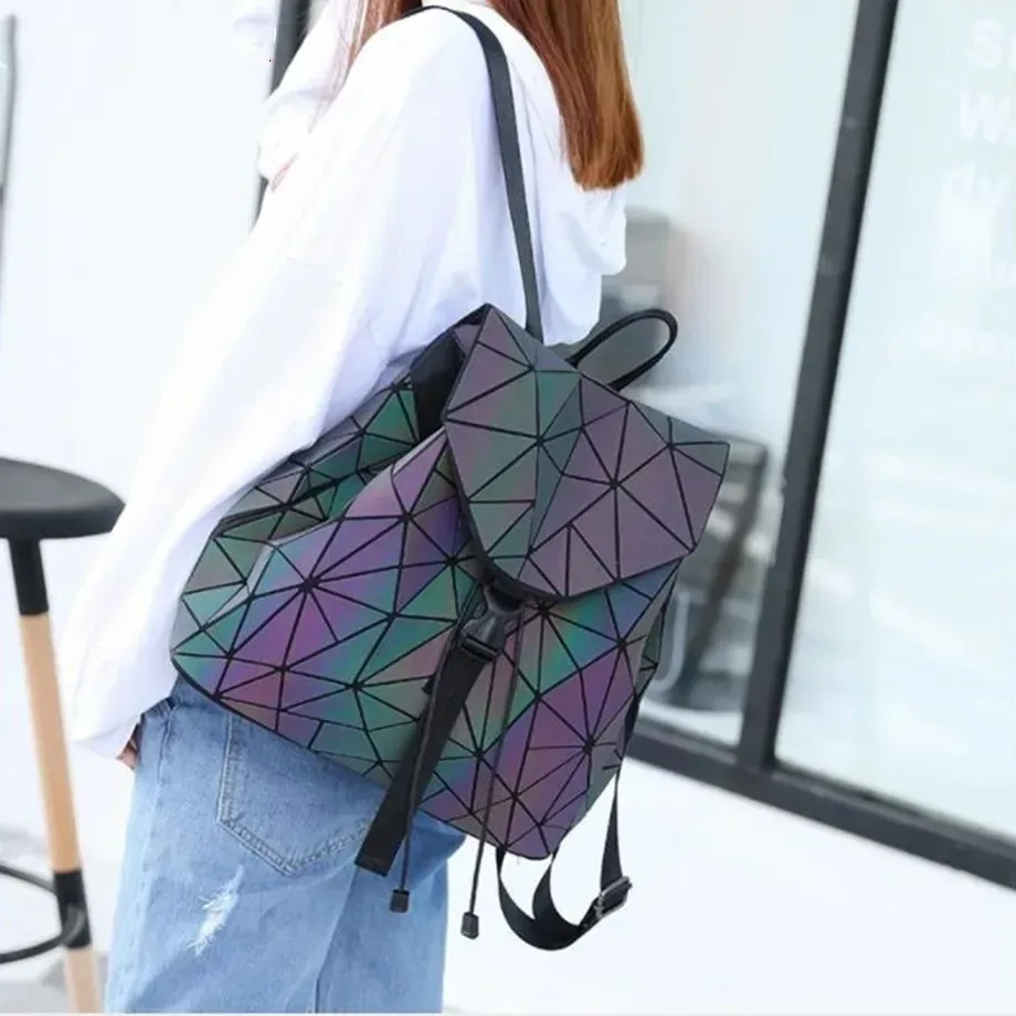sac à dos lumineux tendance pour femmes, sac à dos pliable à cordon de serrage, sac à dos à paillettes triangulaires avec bande réfléchissante, sac pour étudiantes