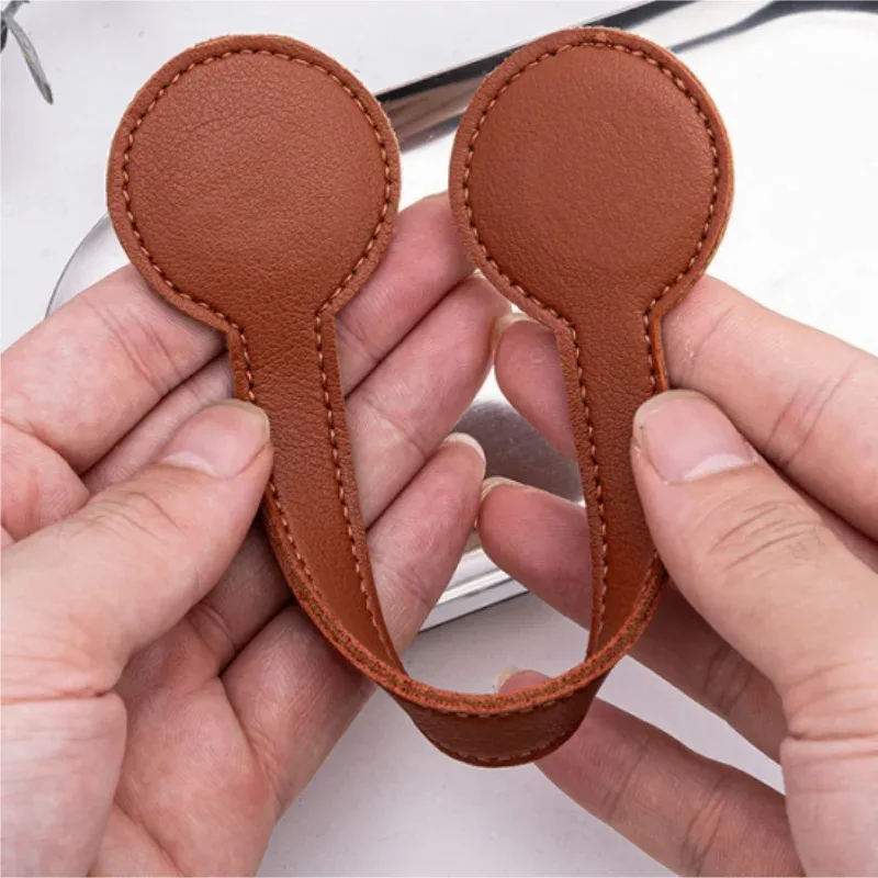 poignée sac cuir marron bouton rond fonctionnelle accessoire voyage organisateur multifonctionnels bandoulière travail main transport simple élégant