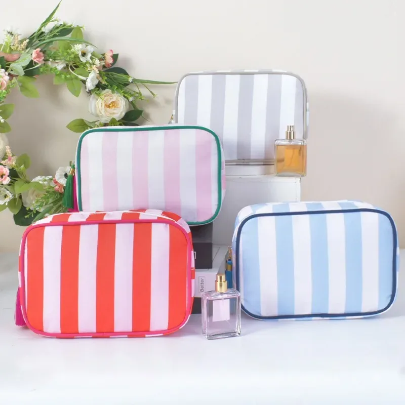 grand sac à cosmétiques de lavage rayé pour femmes, sac de maquillage à pompon avec fermeture éclair, grande capacité, rangement de toilette, pochette de rangement