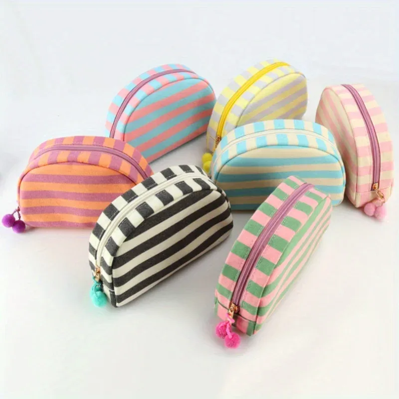 pochette de maquillage rayée brodée sur mesure avec fermeture éclair et nom personnalisé, organiseur de toilette de voyage coloré, cadeau mignon pour demoiselle d'honneur