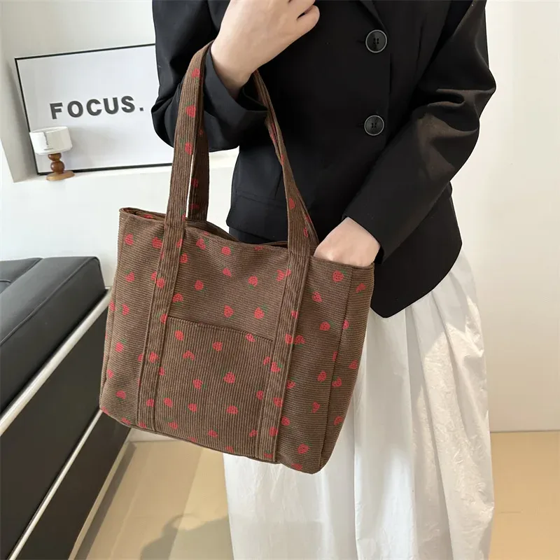 sac à main en velours côtelé pour femmes, sac de plage aux fraises, sac à bandoulière polyvalent à la mode, grande capacité, fourre-tout simple pour les déplacements