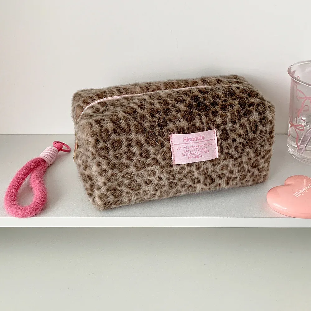 sac de maquillage portable en peluche à imprimé léopard pour filles, pochette pour étudiantes, sac de rangement portable pour produits de soin de la peau et articles de toilette