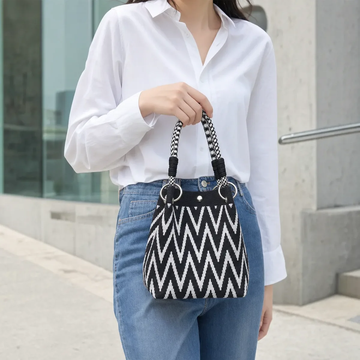 mini sac fourre-tout géométrique pour femme, noir et ivoire, sac à main graphique avec poignée anneau, sac compact pour tenues de style coréen