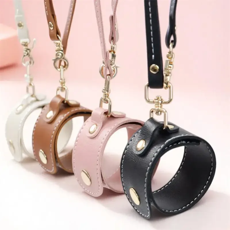 clip multifonctionnel métal doré sangles cuir couleurs variées accessoires voyage organisation sacoche gants chapeau