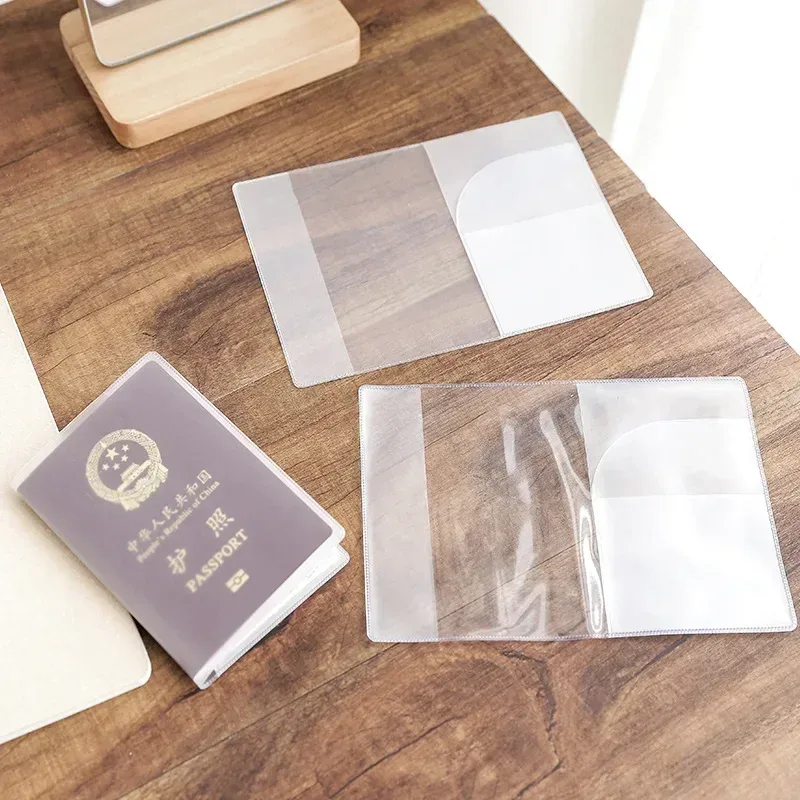 1pc voyage étanche saleté porte-passeport couverture portefeuille transparent pvc porte-carte d'identité affaires porte-carte de crédit étui pochette