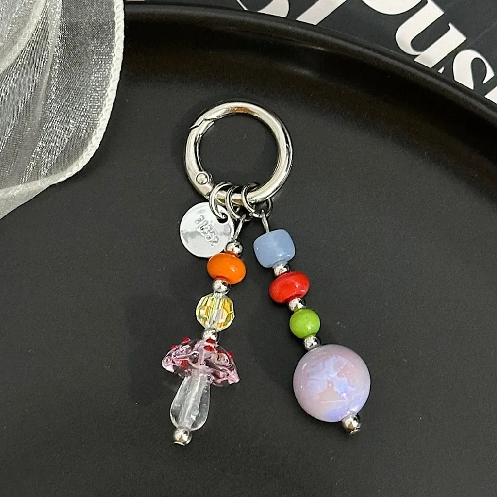 porte-clefs perlé motif champignon fraise chaînette métallique couleur tendances accessoires mode femmes décoration sac lunettes multifonctionnels sorties occasions