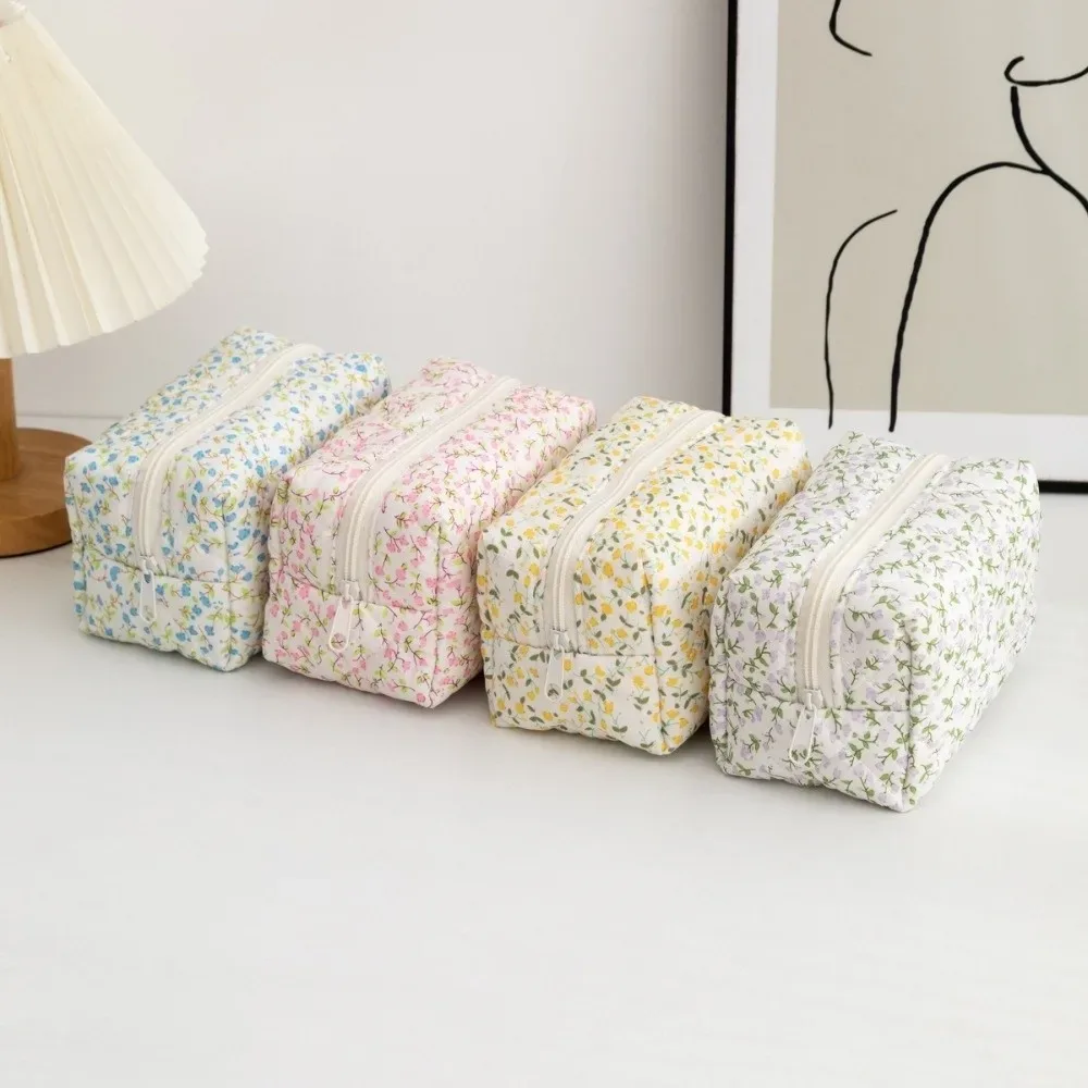 trousse de maquillage portable en coton matelassé à fleurs, sac à main de toilette multifonctionnel de grande capacité, porte-monnaie léger pour femmes