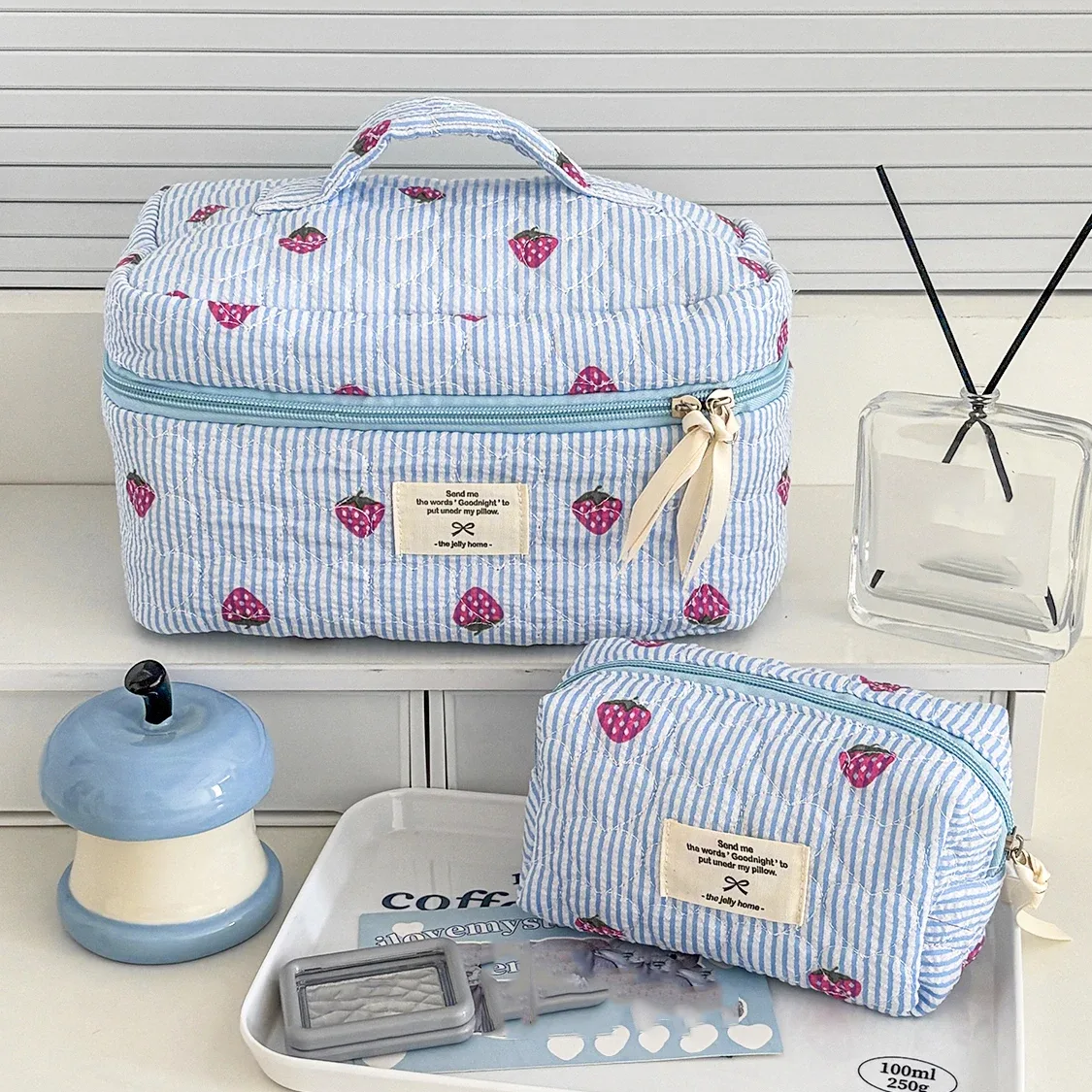 sac de rangement de cosmétiques pour femmes, bleu fraise mignon, grande capacité, pochette de maquillage de toilette, sac à main pour dames, sac matelassé, vente en gros