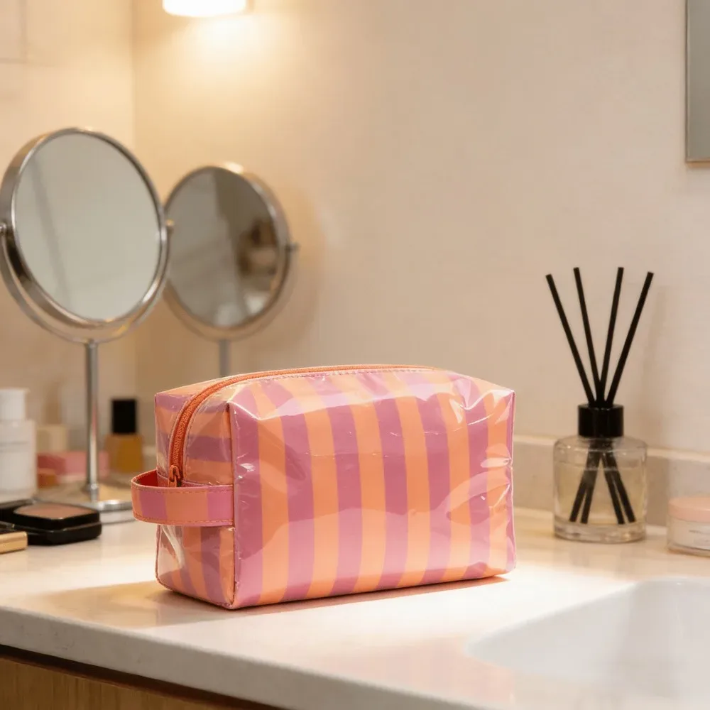 Sac de maquillage imperméable à rayures en PVC transparent avec revêtement | Pochette de rangement de voyage mignonne et facile à nettoyer avec fermeture éclair pour les essentiels de vacances à la plage