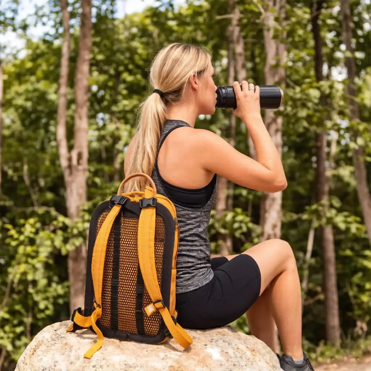 sac dos plastique structure maille hexagonale noire bandes fixation tissu noir jaune usage extérieur randonnée cyclisme
