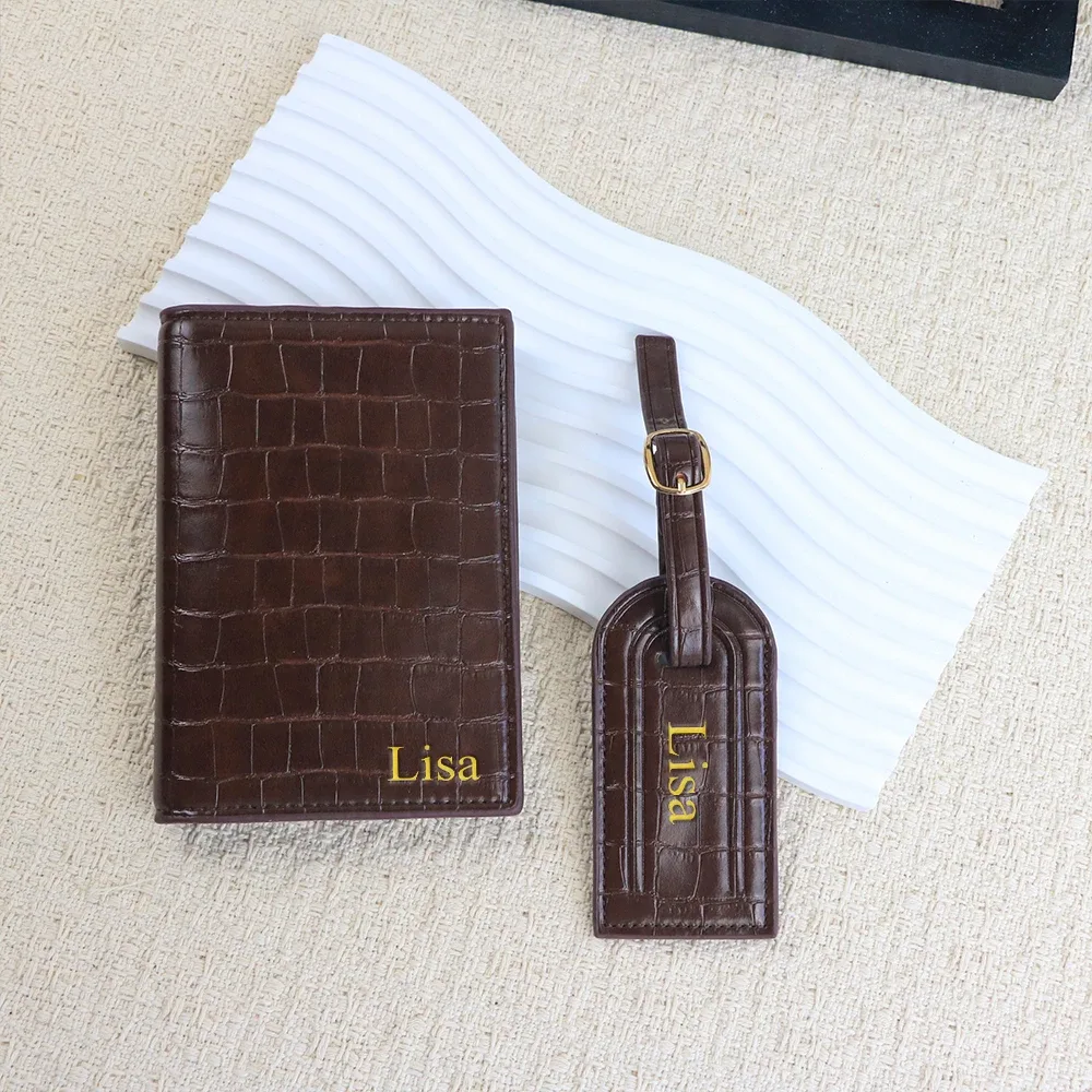 portedocuments etiquettebagage personnalisation prénomlisa motifcrocodile couleurmarron accessoirevoyage portepasseport setaccessoires bagages cuirpu modevoyage identificationvalise nomadresse