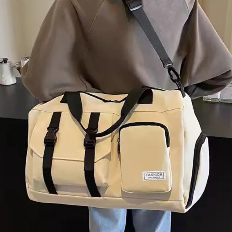 ce sac à dos aux couleurs neutres, conçu pour les hommes et les femmes, est idéal pour les voyages et peut être porté à la main ou à l’épaule.