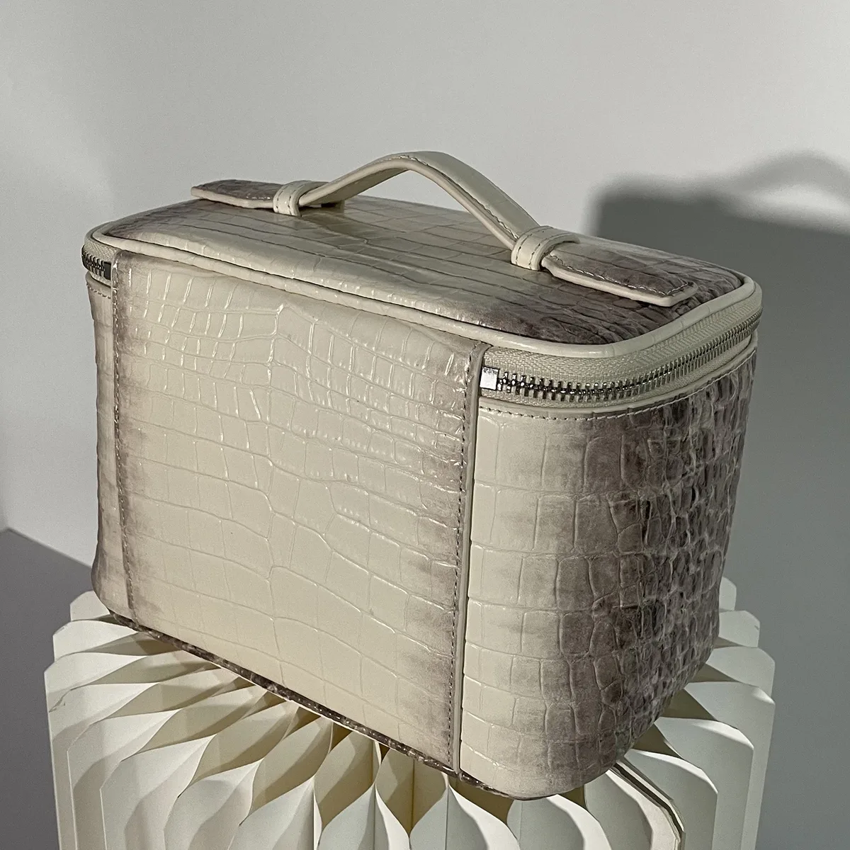 sac de maquillage en cuir de vachette à motif crocodile, nouveau, avec initiales gratuites, sac de toilette portable de voyage, grande capacité, sac de rangement pour cosmétiques
