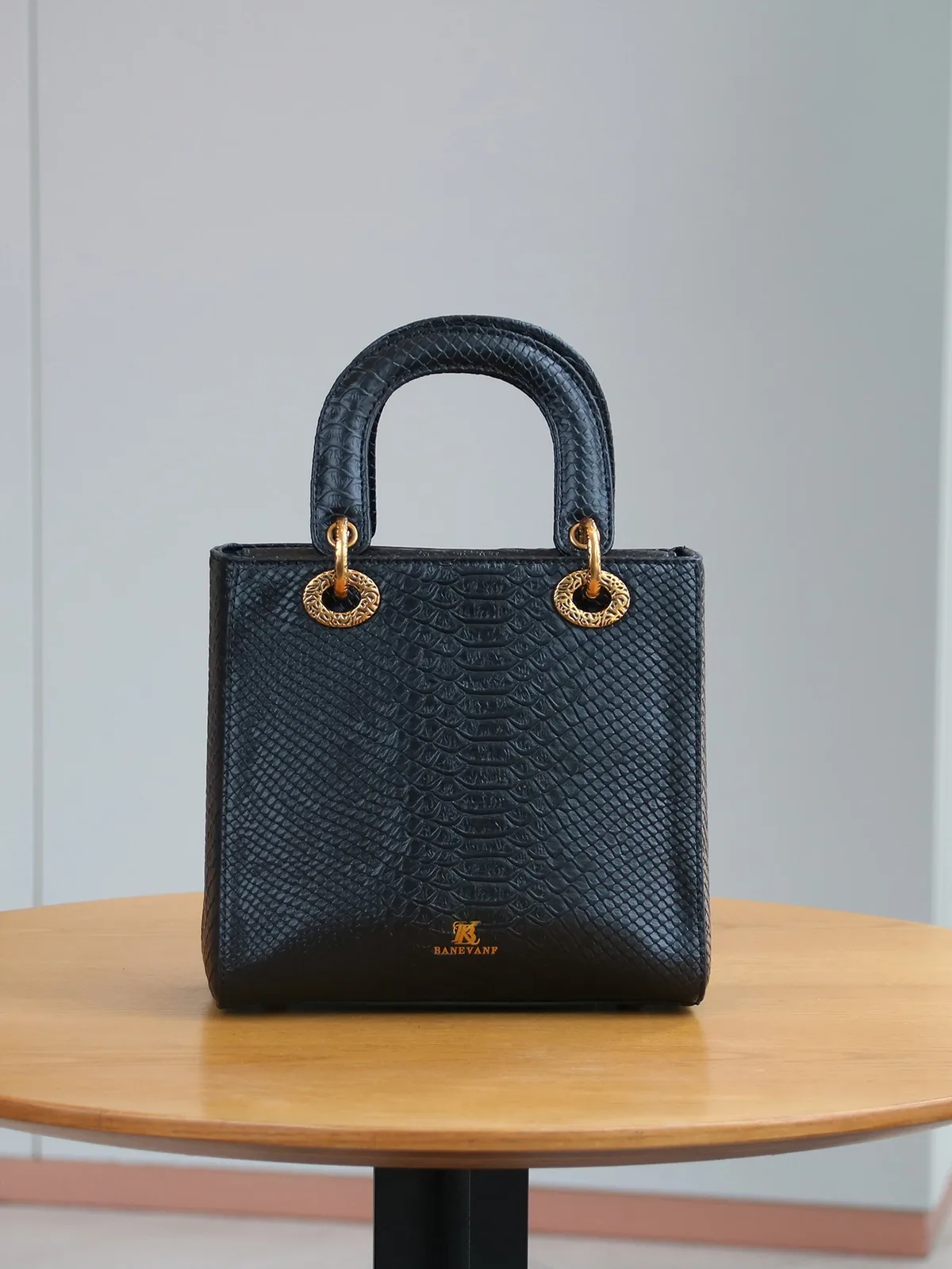 nouveau sac à main femme luxe 2026, motif serpent, design de niche, texture raffinée, petit sac exotique, sac à bandoulière polyvalent pour le quotidien
