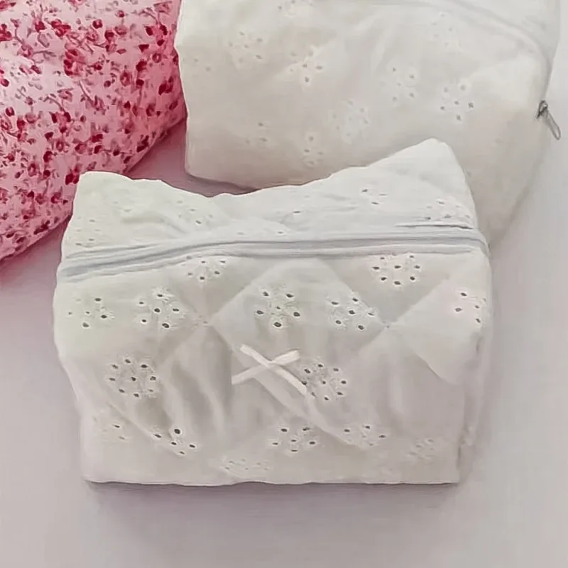 trousse de maquillage élégante en dentelle blanche, pochette cosmétique de mariée matelassée avec nœud brodé floral, cosmétique cadeau de toilette de voyage pour femmes