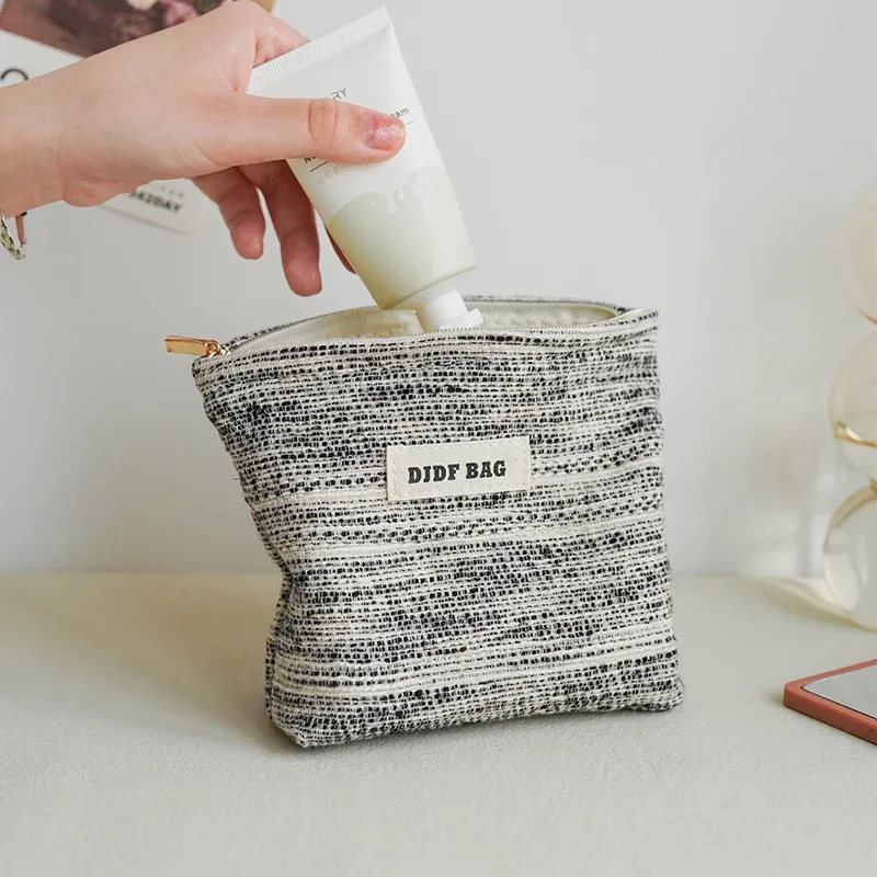 trousse toilette polyester noir blanc motifs points zip doré format carré oreiller minimaliste cosmétiques voyage femmes
