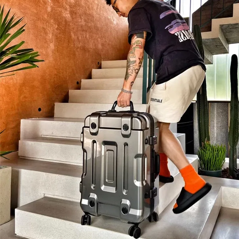 valise aluminium radiateur structure carrée argentée accents noirs lignes verticales horizontales bagages voyage durables